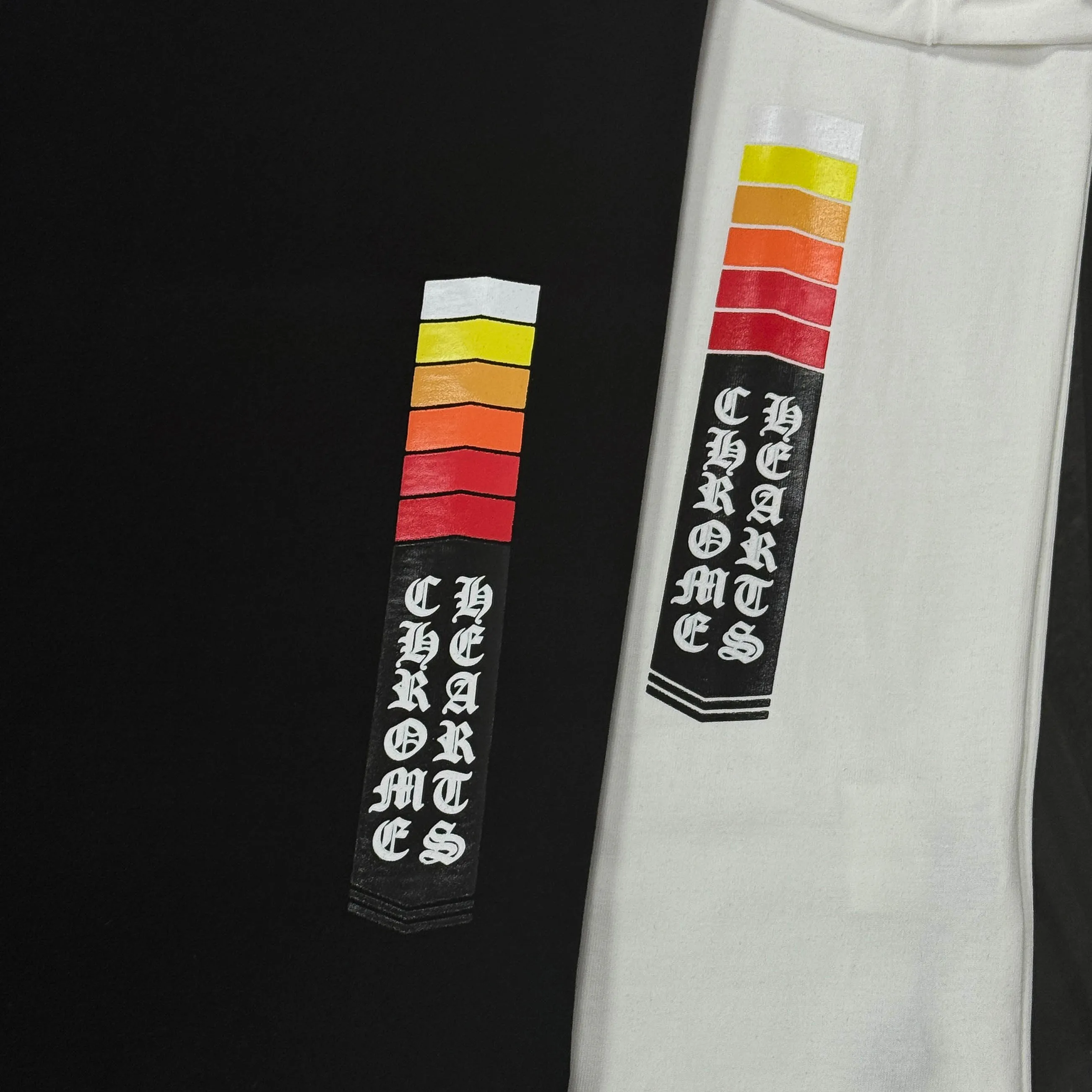 P180 Chrome Hearts Chrome Hearts 25 high-end versions. The fabric is made of 300 grams of high-density pure cotton. It does not deform or shrink. It has three labels. It is the same style for men and women. Technology: suede foaming + digital printing. Color: white, black. SIZE: S-XL.